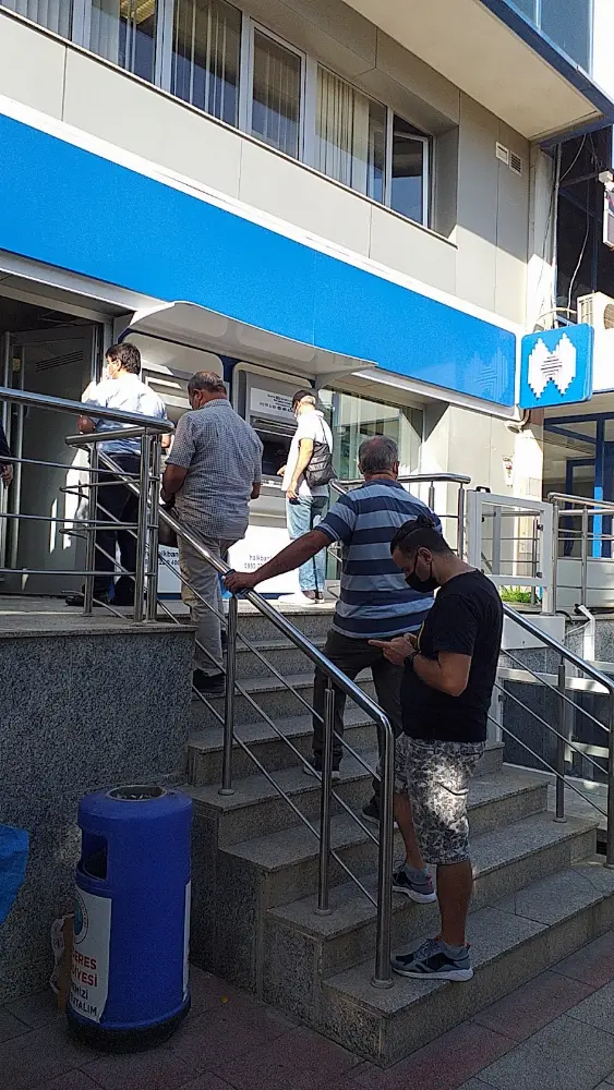 Halkbank Menderes Şubesi — Bankalar, Menderes · fotoğraf 2