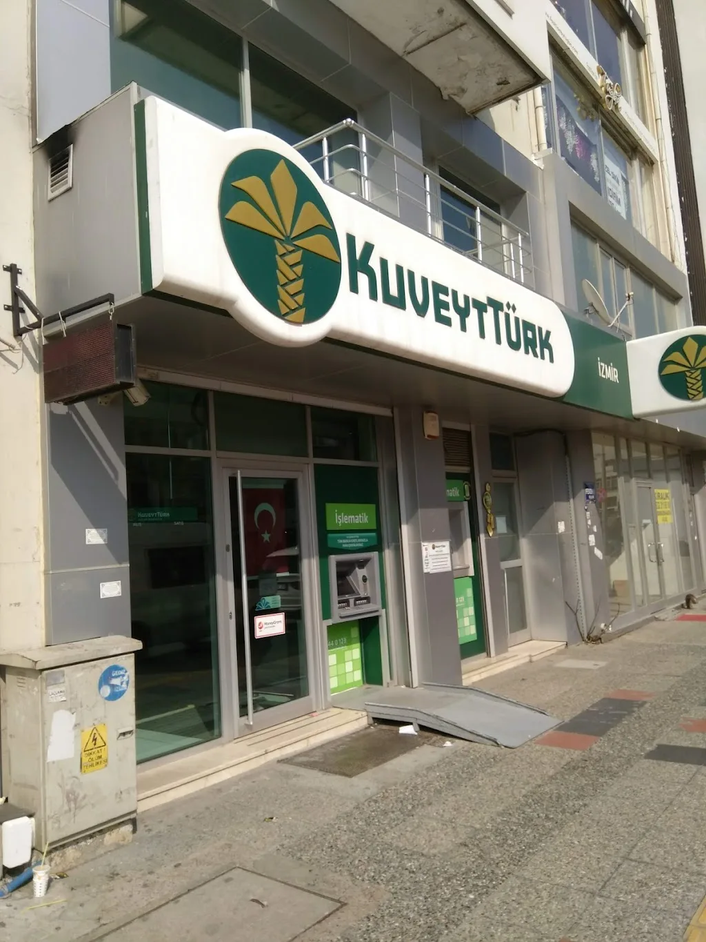 Kuveyt Türk İzmir Şubesi — Bankalar, Konak · fotoğraf 1