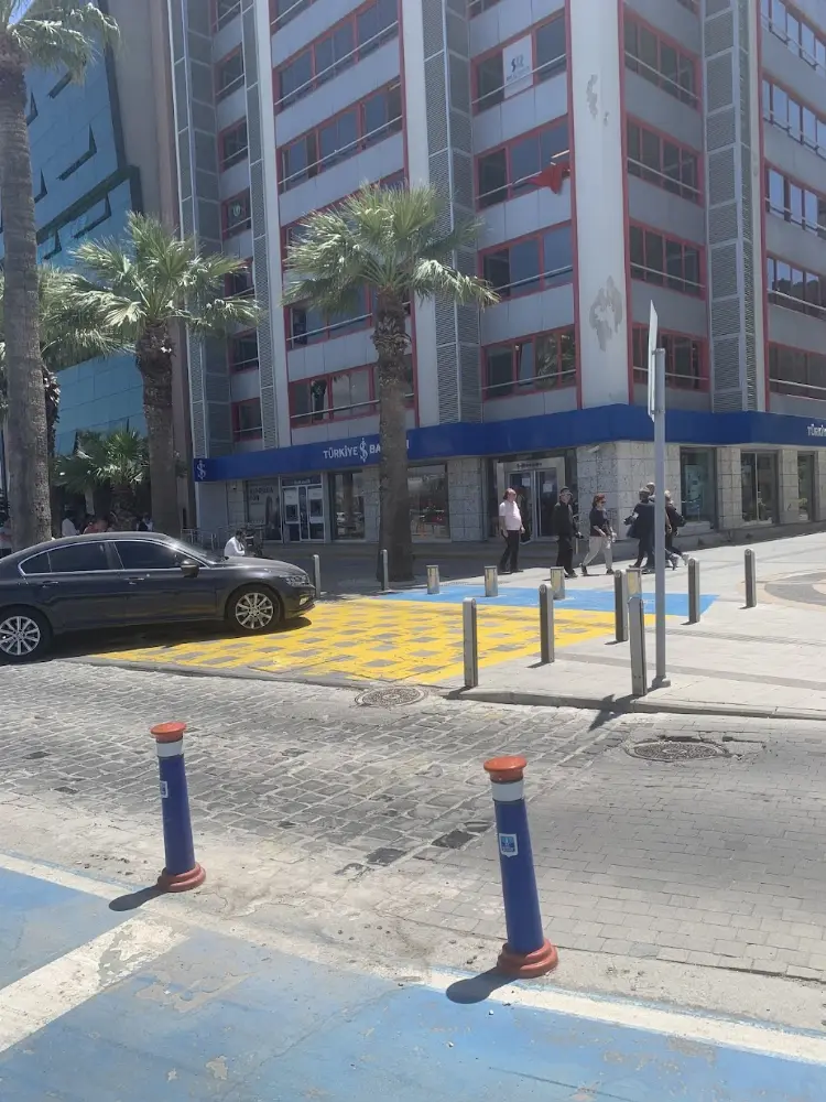 Türkiye İş Bankası Alsancak/İzmir Şubesi — Bankalar, Konak · fotoğraf 3