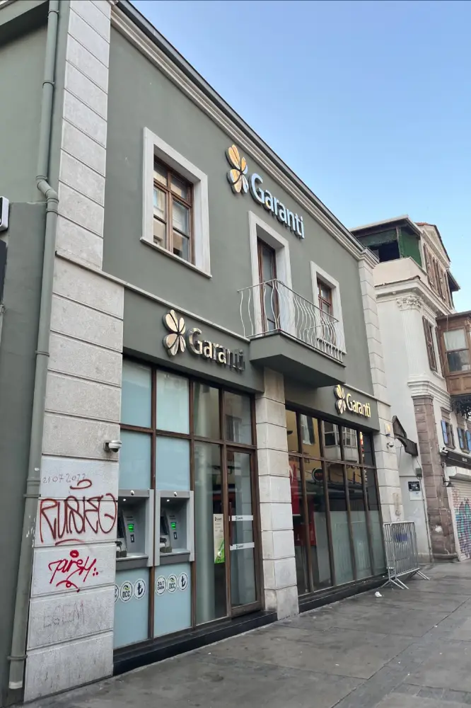 Garanti BBVA Kıbrıs Şehitleri Şubesi — Bankalar, Konak · fotoğraf 4