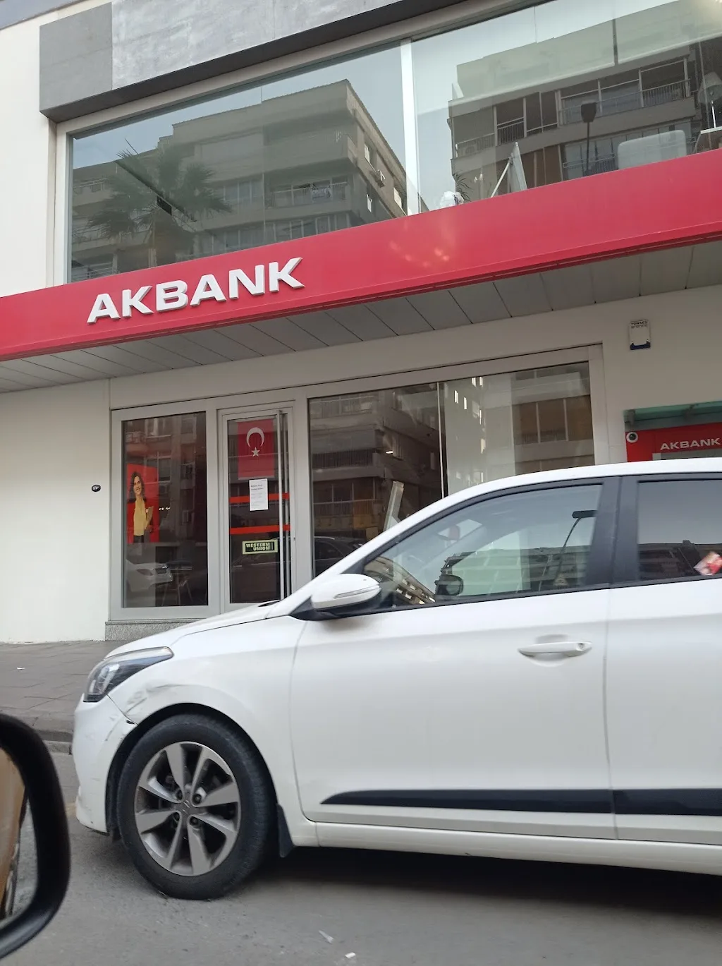 Akbank Gündoğdu Şubesi — Bankalar, Konak · fotoğraf 1