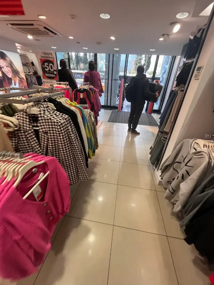 LC Waikiki - Mecidiyeköy — Erkek Giyim, Şişli · fotoğraf 2