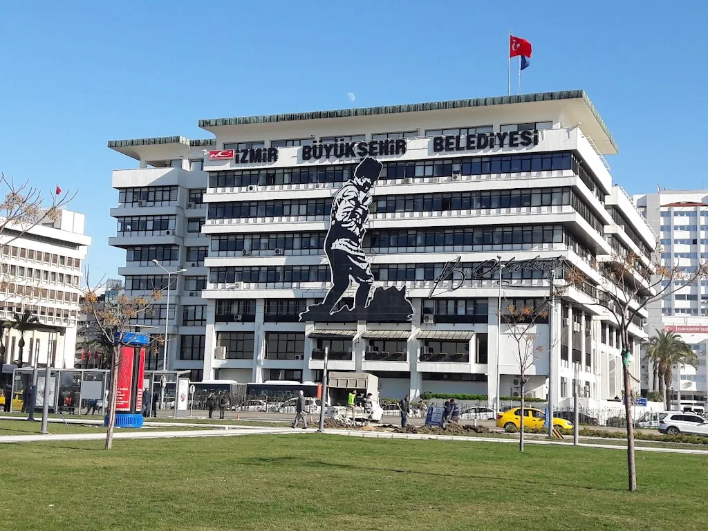 İzmir Büyükşehir Belediyesi — Bankalar, Adalar · fotoğraf 1