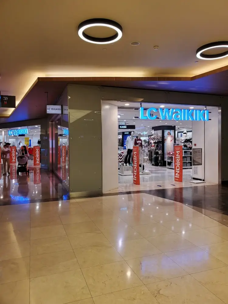 LC Waikiki Trump AVM Şişli — Erkek Giyim, Şişli · fotoğraf 3