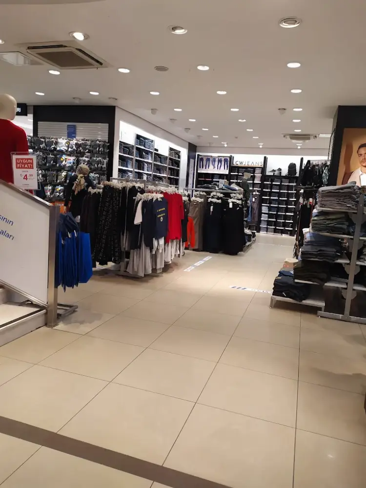 LC Waikiki İsfanbul AVM Eyüpsultan — Erkek Giyim, Eyüpsultan · fotoğraf 2