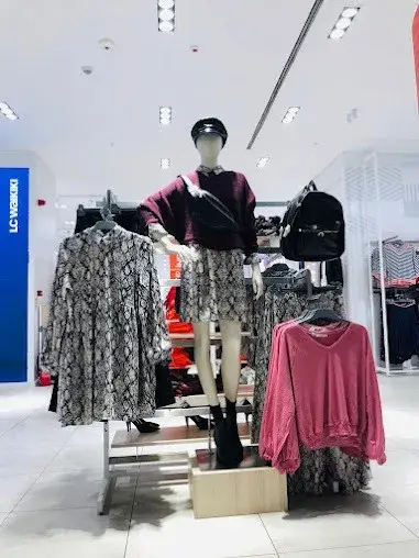 LC Waikiki Emaar Square Mall Üsküdar — Ayakkabı ve Çanta, Üsküdar · fotoğraf 3