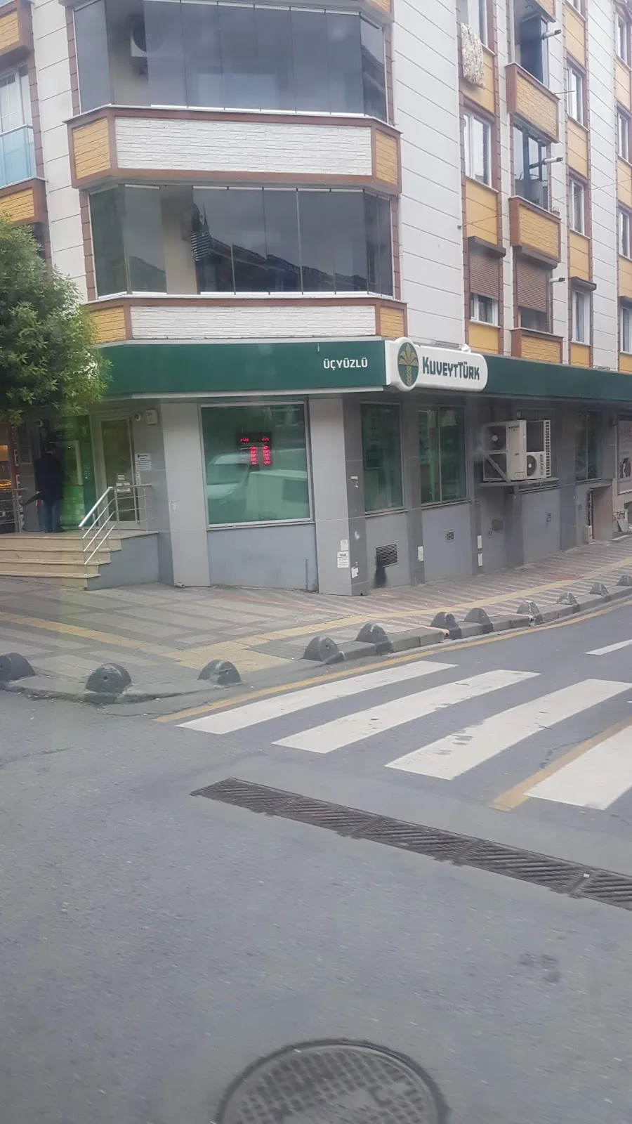 Kuveyt Türk Üçyüzlü Şubesi — Bankalar, Esenler · fotoğraf 1