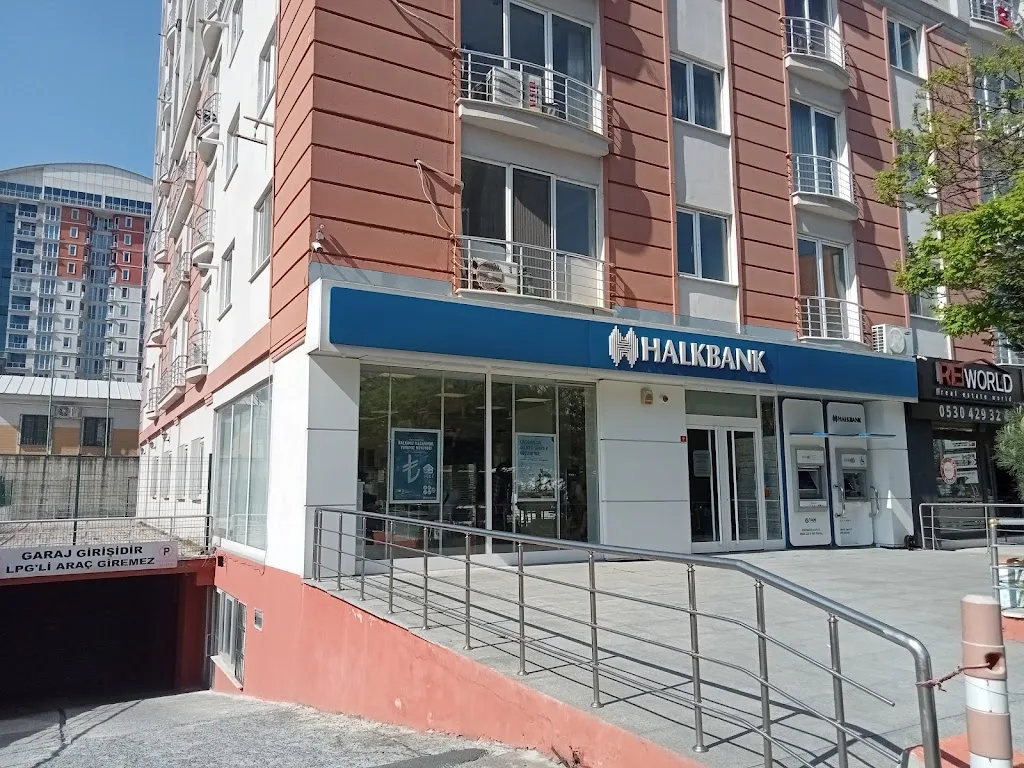 Halkbank Cumhuriyet Caddesi Esenyurt Şubesi — Bankalar, Esenyurt · fotoğraf 1