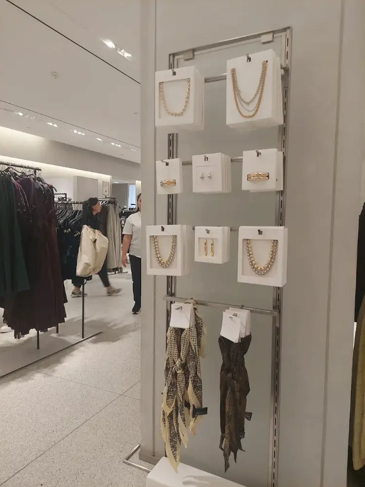 Zara — Erkek Giyim, Karşıyaka · fotoğraf 5