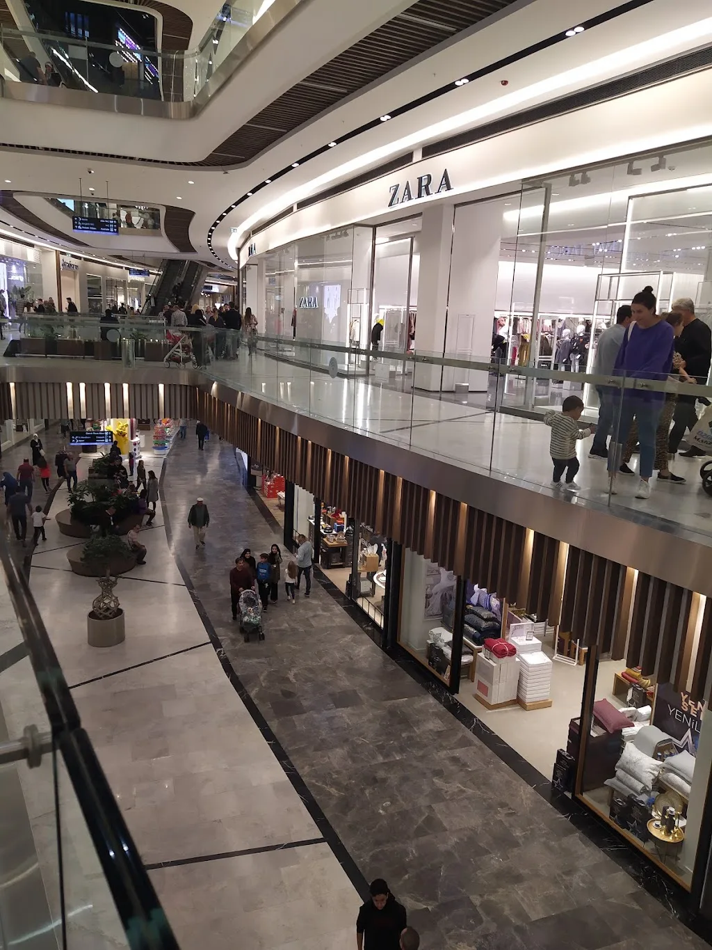 ZARA — Kadın Giyim, Nilüfer · fotoğraf 1