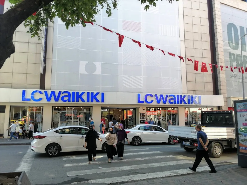 LC WAIKIKI — Kadın Giyim, Merkez · fotoğraf 1