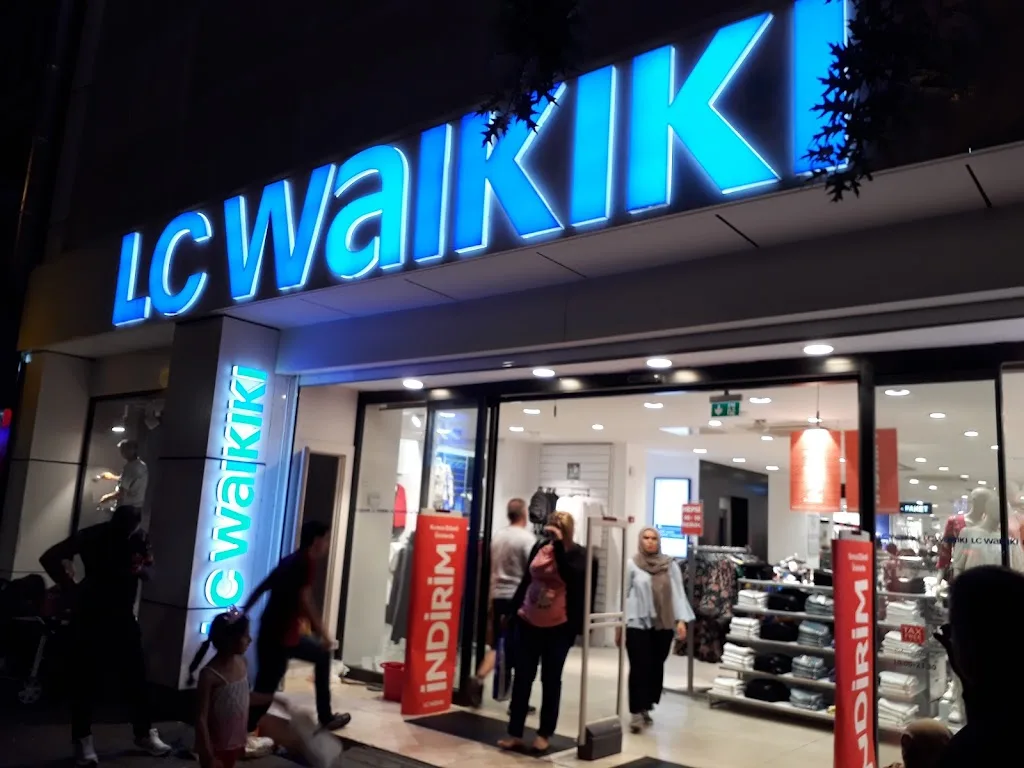 LC WAIKIKI — Kadın Giyim, Merkez · fotoğraf 1