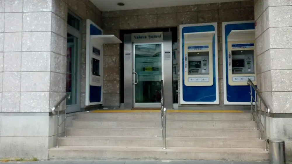 Türkiye İş Bankası Yalova Şubesi — Bankalar, Merkez · fotoğraf 3