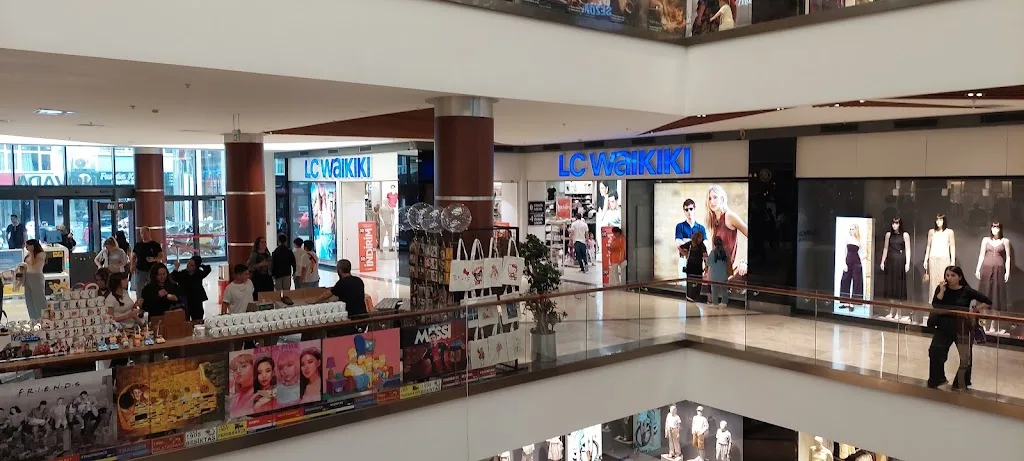 LC WAIKIKI — Kadın Giyim, Altınordu · fotoğraf 1