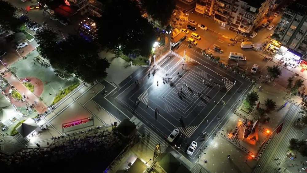 Çınarcık İskele Meydanı — Bankalar, Çınarcık · fotoğraf 3