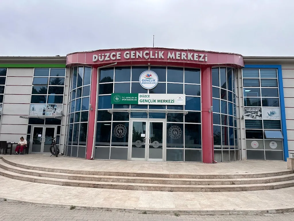 GSB DÜZCE GENÇLİK MERKEZİ — Yüzme Havuzları · fotoğraf 1