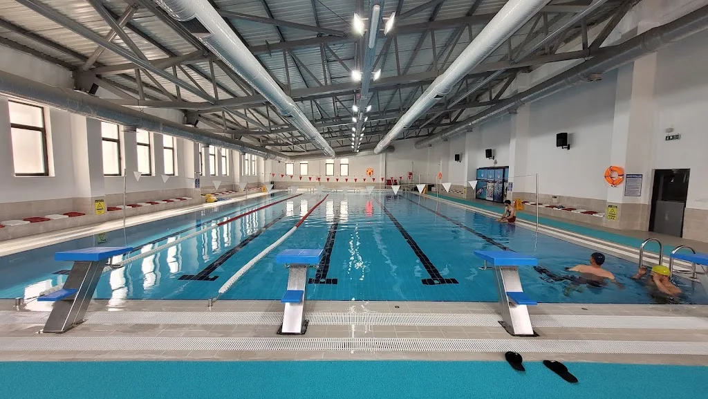 Tosyalı Kapalı Olimpik Yüzme Havuzu — Yüzme Havuzları, Merkez · fotoğraf 1