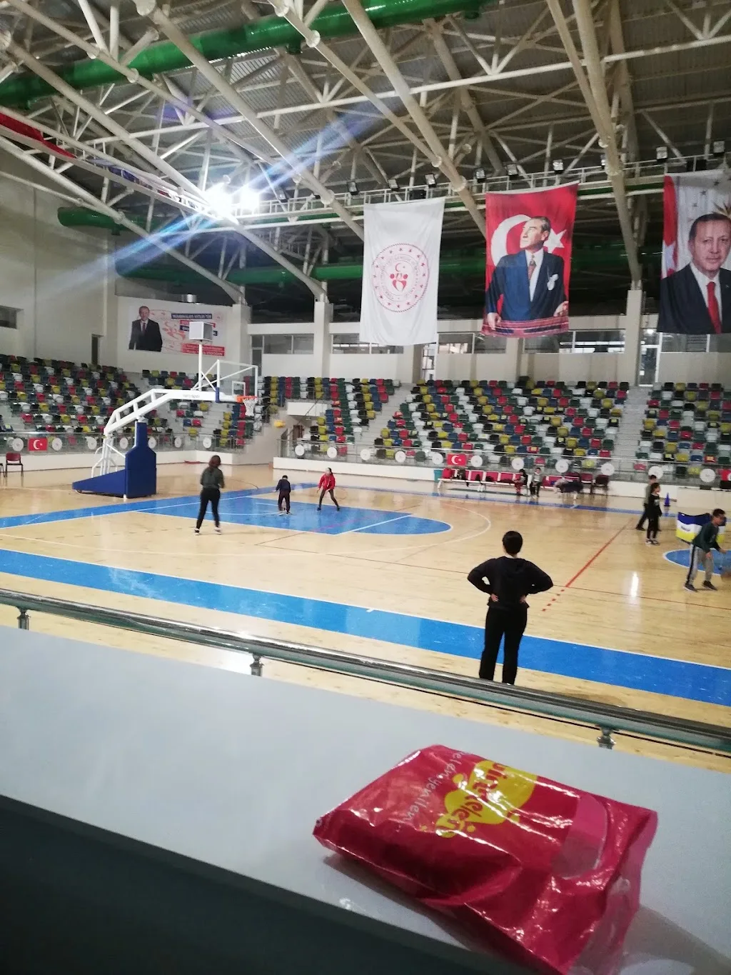 Kilis Beşevler Spor Salonu — Yüzme Havuzları, Merkez · fotoğraf 1