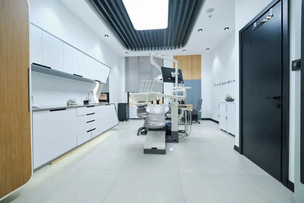 Dentince - Kadıköy Gülüş Tasarımı - İmplant — Diş Hekimleri, Kadıköy · fotoğraf 2