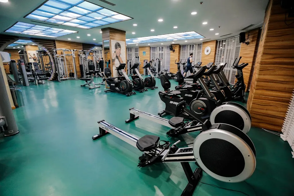 Slim Fit Fitness & Life Center — Yüzme Havuzları, Merkez · fotoğraf 1