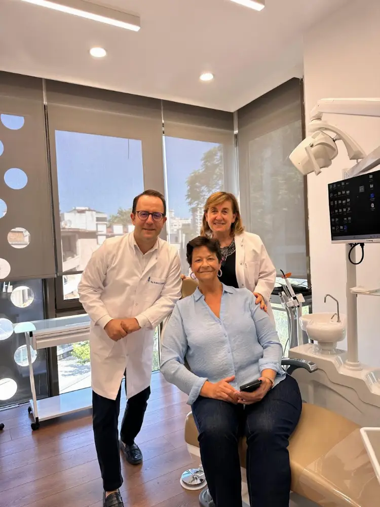 Dr. Kasapoglu- Clinique Dentaire Istanbul/Turquie -Francophone- IMPLANT DENTAIRE TURQUIE / FACETTE DENTAIRE / EMAX — Diş Hekimleri, Kadıköy · fotoğraf 2
