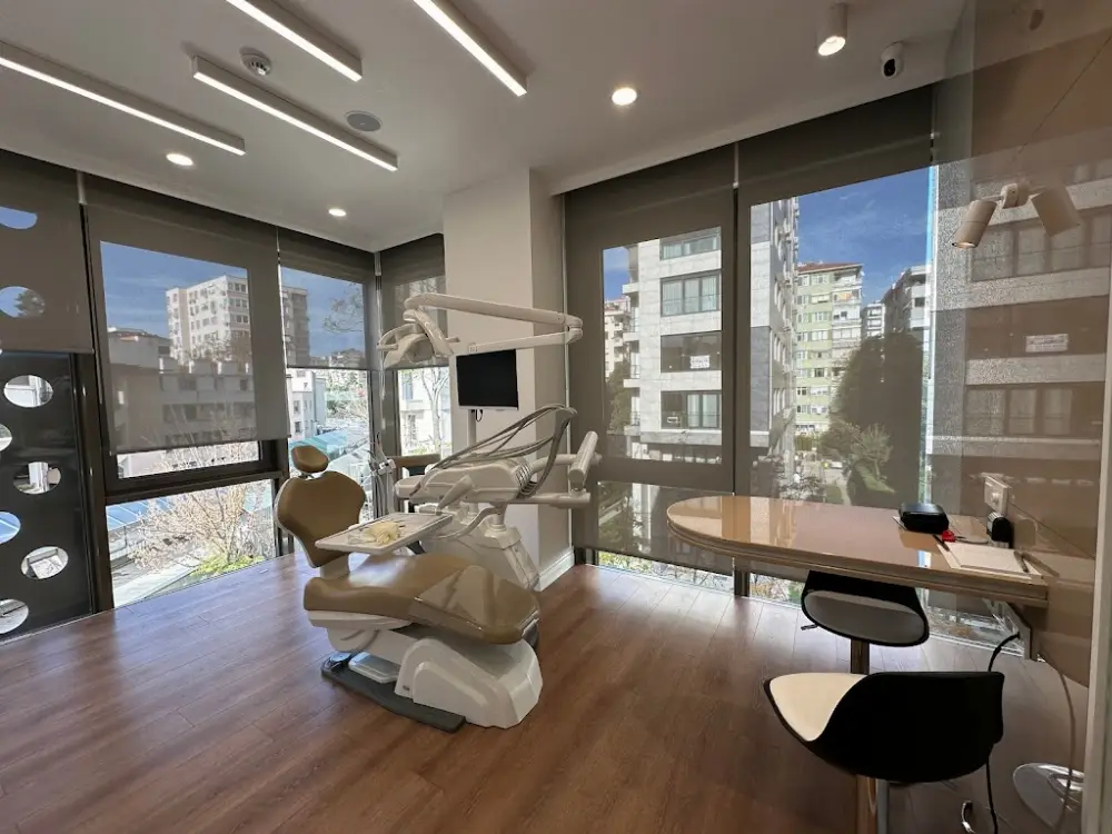 Dr. Kasapoglu- Clinique Dentaire Istanbul/Turquie -Francophone- IMPLANT DENTAIRE TURQUIE / FACETTE DENTAIRE / EMAX — Diş Hekimleri, Kadıköy · fotoğraf 3
