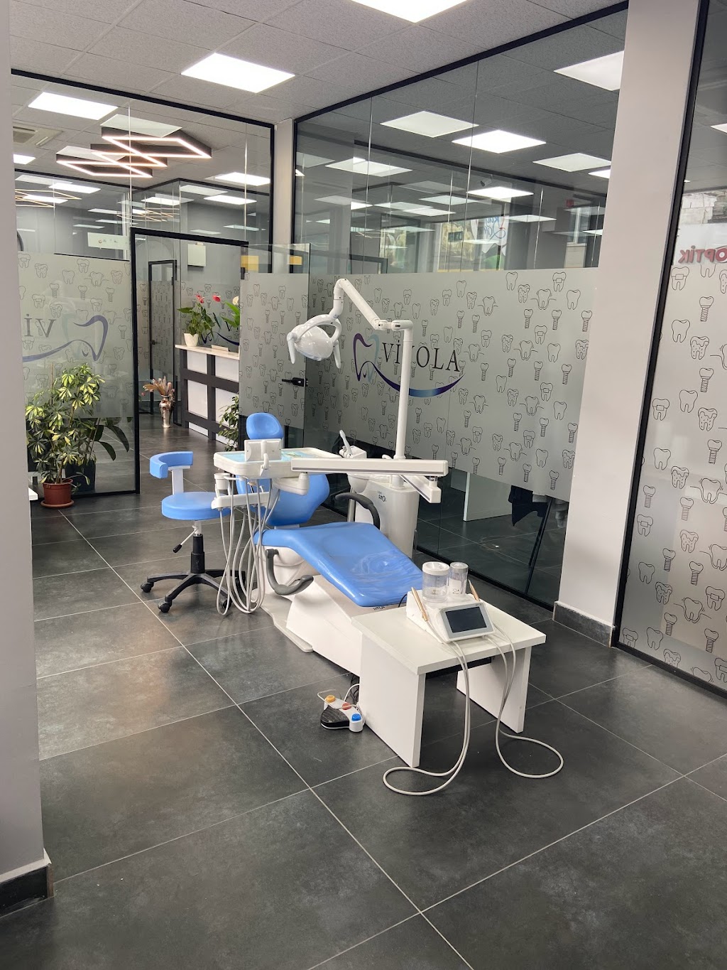 Uzm. Dt. Tayfun Tolgay Çelik Ağız Diş Ve Çene Cerrahisi Uzmanı implant tedavisi İstanbul zirkonyum