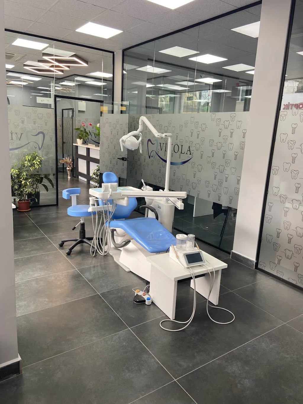 Uzm. Dt. Tayfun Tolgay Çelik Ağız Diş Ve Çene Cerrahisi Uzmanı implant tedavisi İstanbul zirkonyum — Diş Hekimleri, Ataşehir · fotoğraf 1