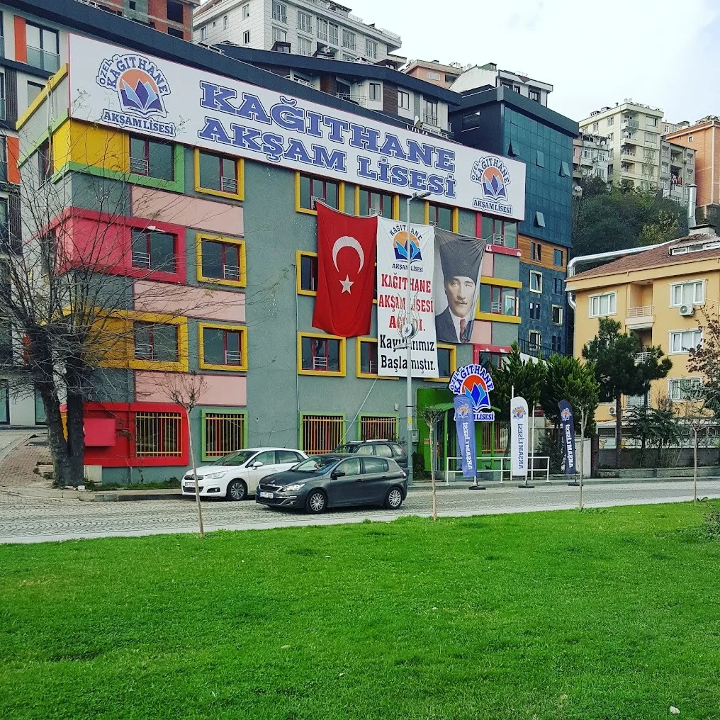 Okul binası ve Türk bayrağı.