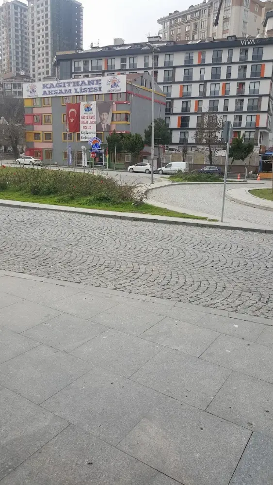 Şehir manzarası, binalar ve yol.