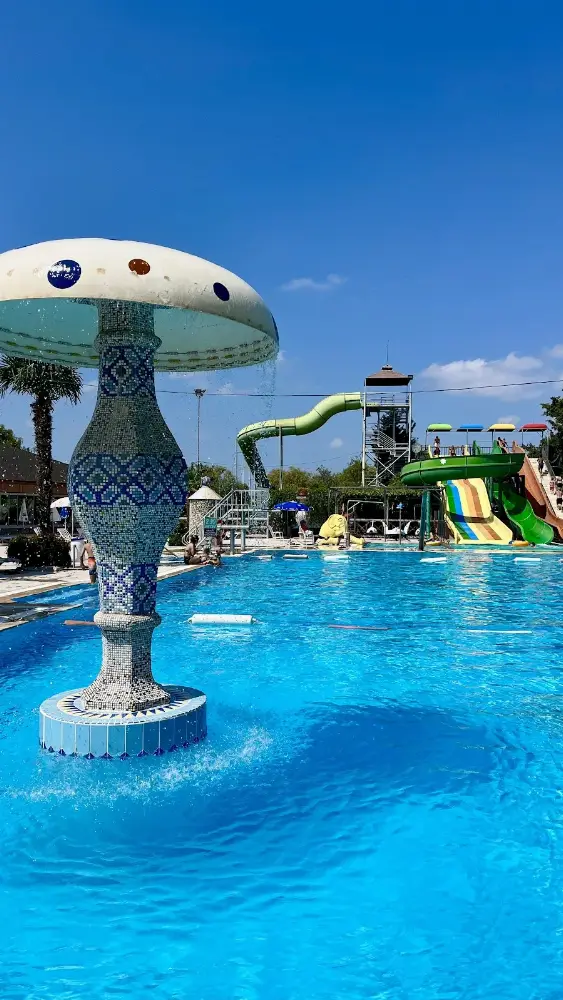 MERTUR OTEL — Yüzme Havuzları, Çiftlikköy · fotoğraf 3
