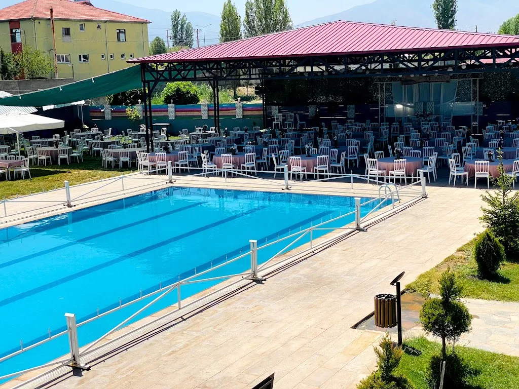 Nirvana Havuz ve Kır düğünü — Yüzme Havuzları, Merkez · fotoğraf 1