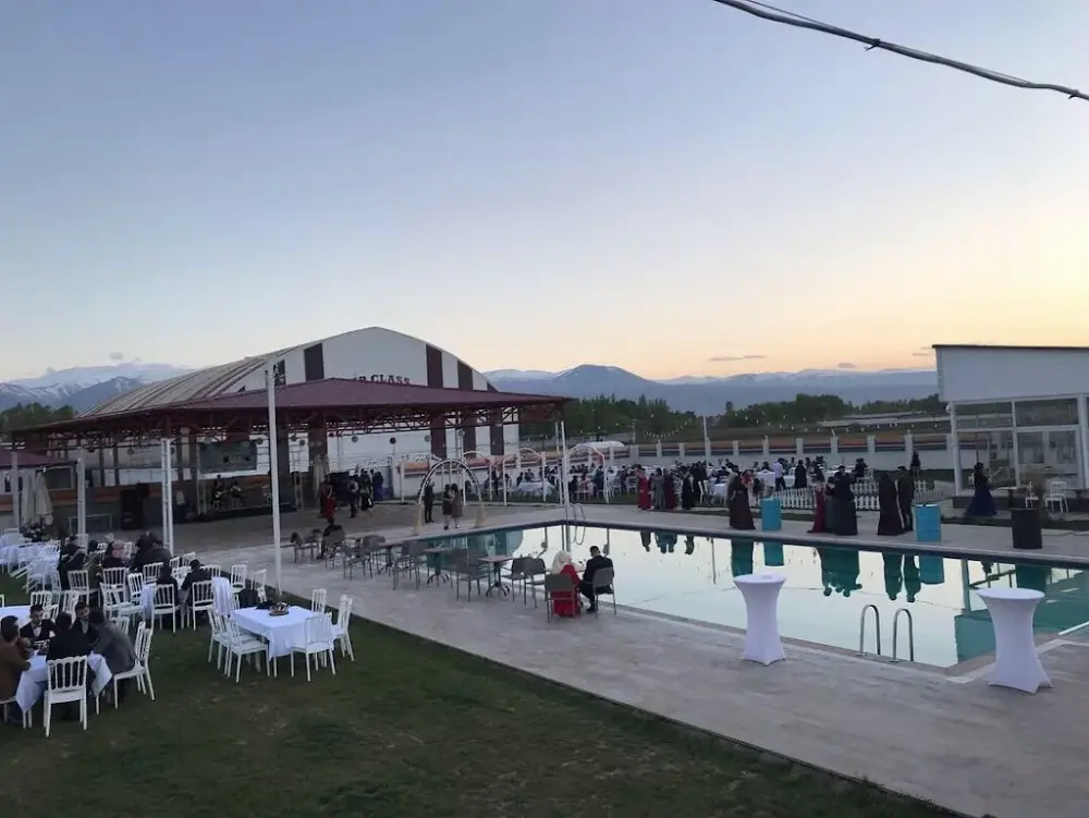 Nirvana Havuz ve Kır düğünü — Yüzme Havuzları, Merkez · fotoğraf 2