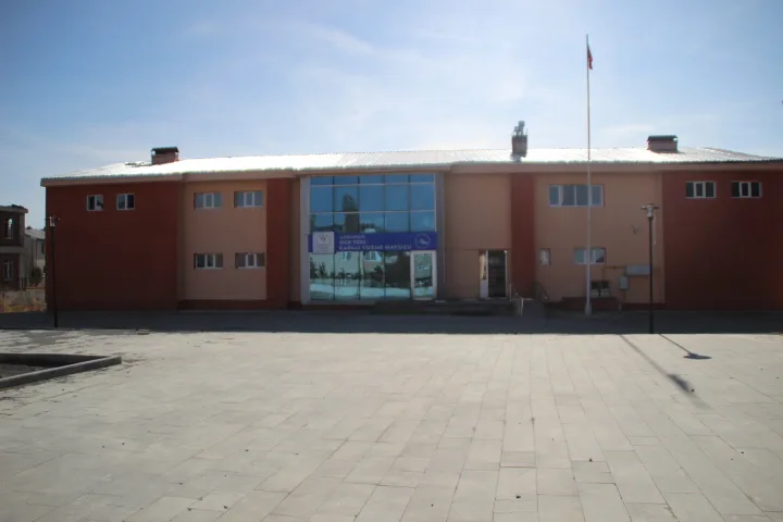 Ardahan Spor Toto Yarı Olimpik Yüzme Havuzu — Yüzme Havuzları, Merkez · fotoğraf 1