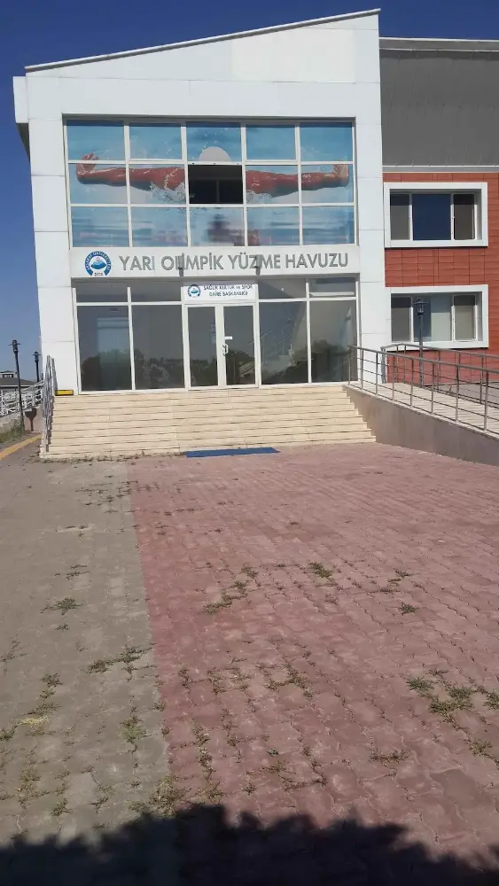 Aksaray Üniversitesi Yarı Olimpik Yüzme Havuzu — Yüzme Havuzları, Merkez · fotoğraf 2