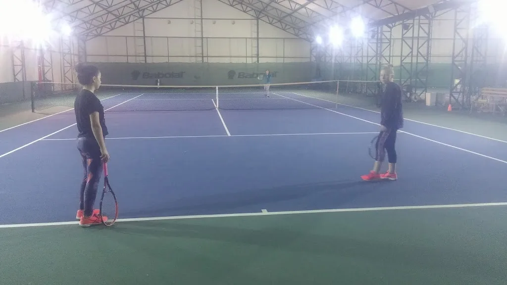 YALOVA TENİS VE DAĞCILIK KULÜBÜ — Tenis Kortları, Merkez · fotoğraf 1