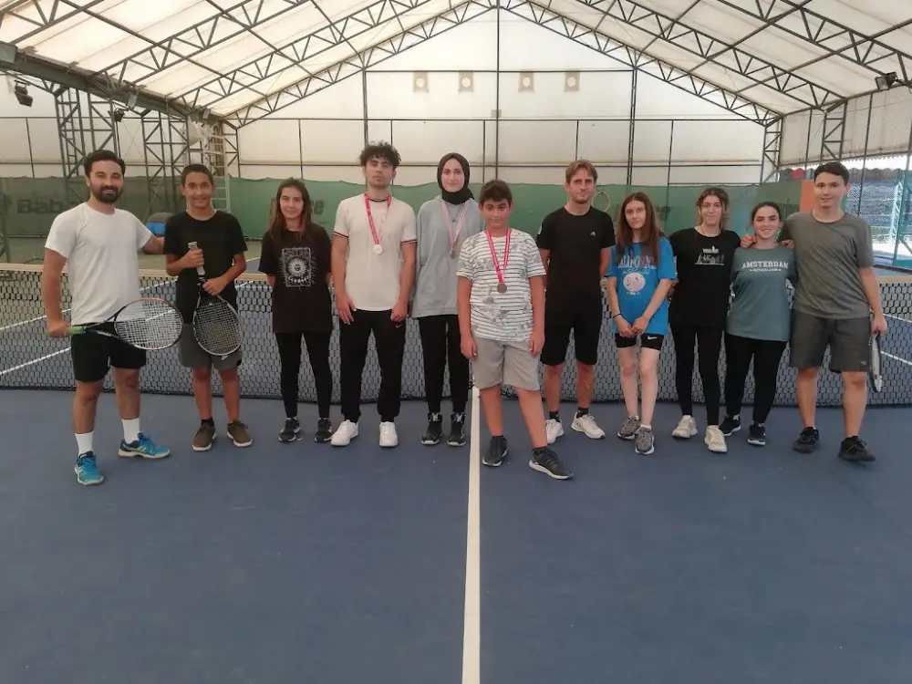 YALOVA TENİS VE DAĞCILIK KULÜBÜ — Tenis Kortları, Merkez · fotoğraf 3