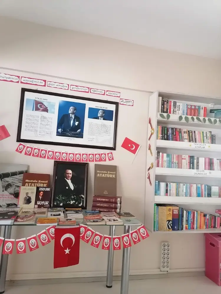 Çınarcık İlçe Halk Kütüphanesi — Kütüphaneler, Çınarcık · fotoğraf 2