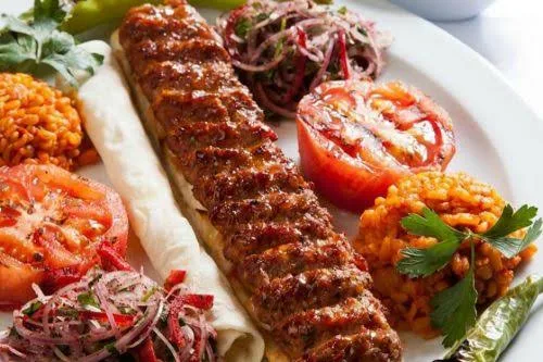 Altın Şiş Kebap Salonu — Kebapçılar, Çınarcık · fotoğraf 1