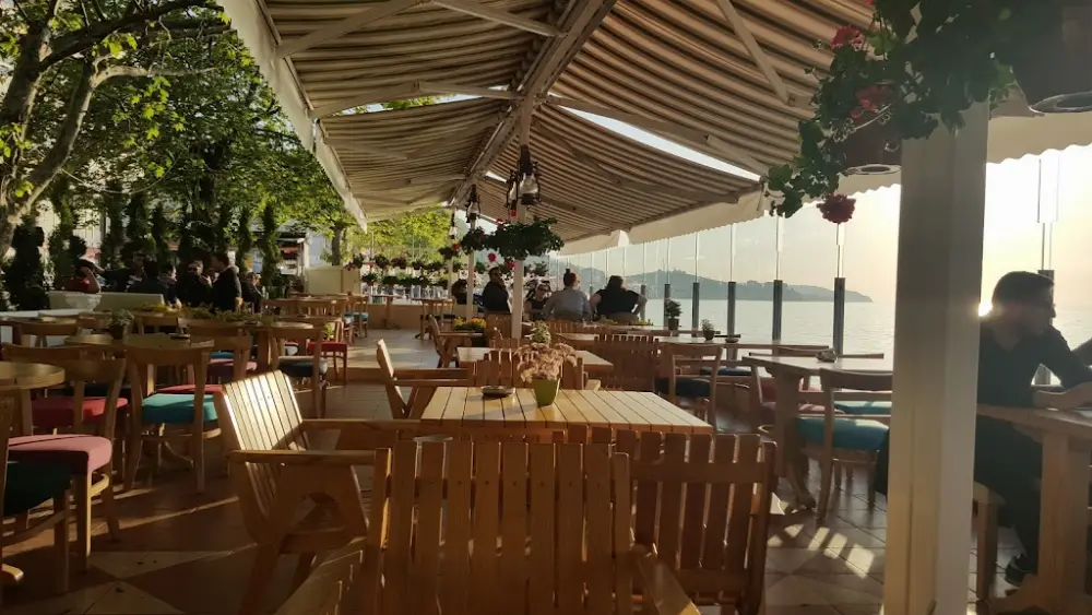 Beyaz Cafe — Kafeler, Çınarcık · fotoğraf 3
