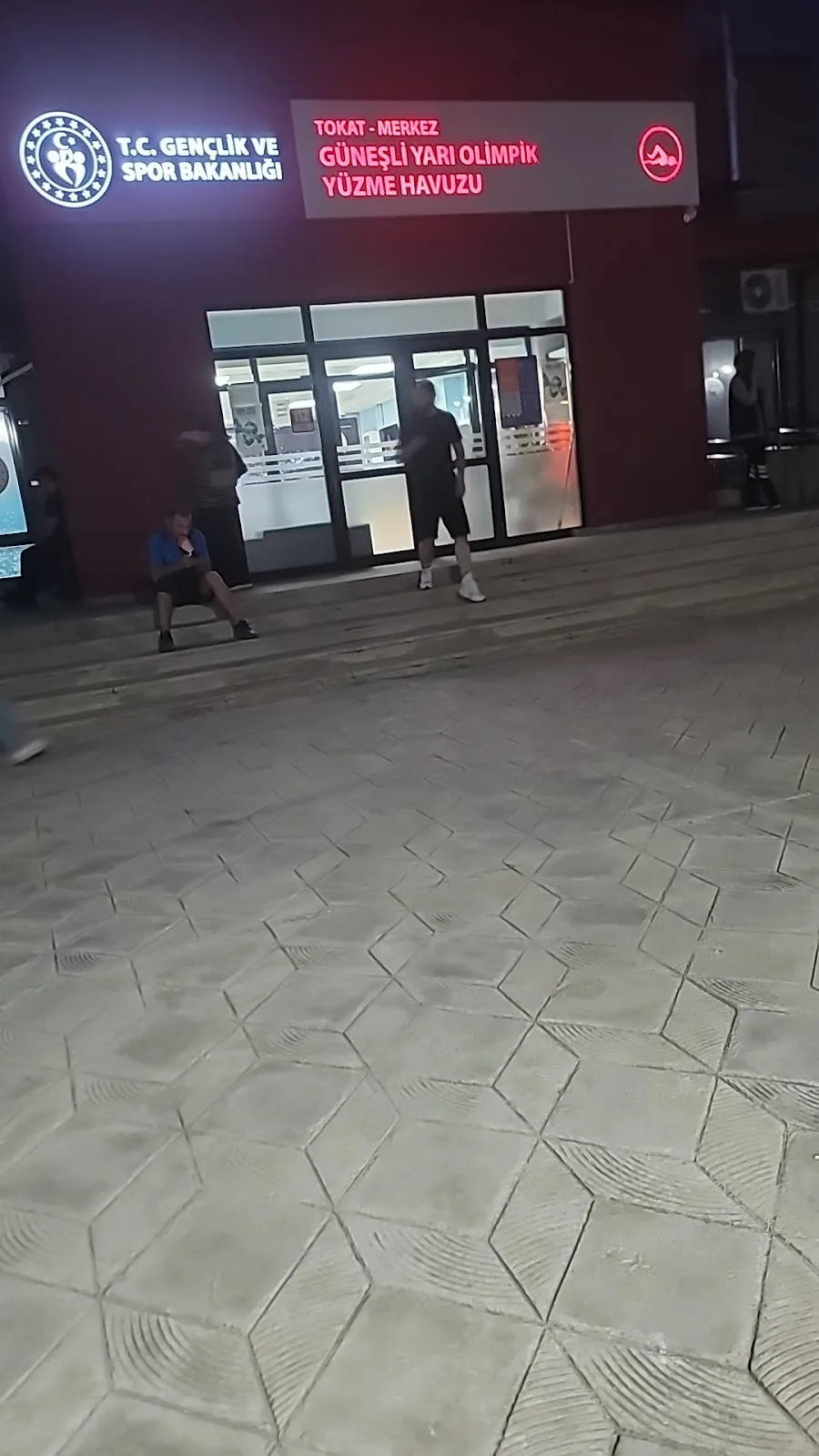 Güneşli Yarı Olimpik Yüzme Havuzu — Yüzme Havuzları, Merkez · fotoğraf 1