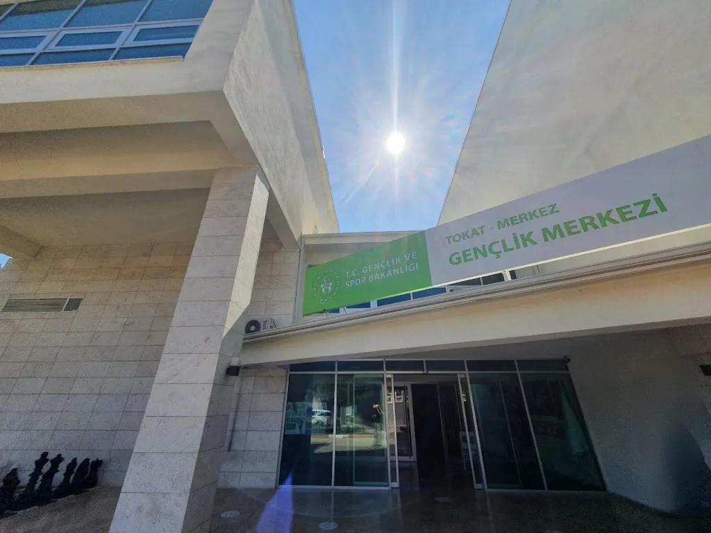 GSB Tokat Gençlik Merkezi — Yüzme Havuzları, Merkez · fotoğraf 1