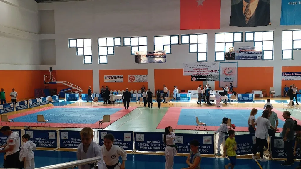 Atatürk Spor Salonu — Yüzme Havuzları · fotoğraf 1