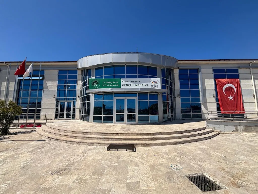 GSB SİNOP GENÇLİK MERKEZİ — Yüzme Havuzları, Merkez · fotoğraf 1