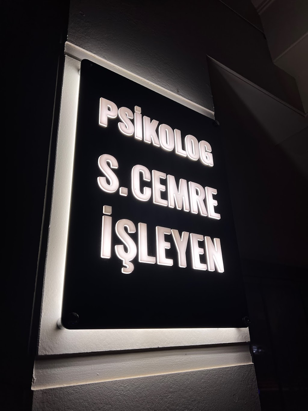 Psikolog Cemre İşleyen