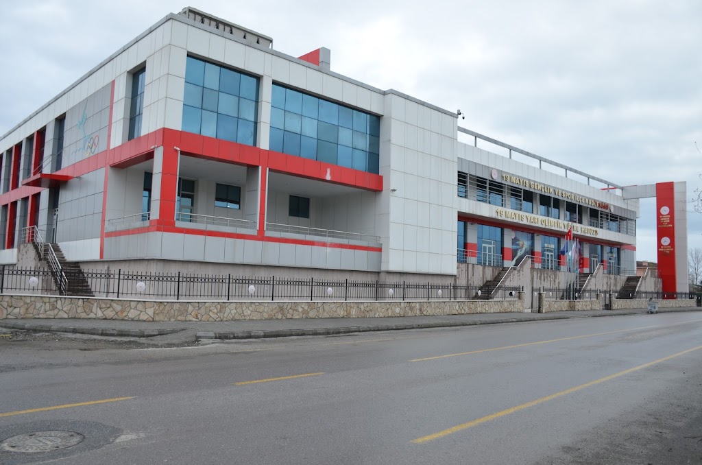 19 Mayıs Yarı Olimpik Yüzme Havuzu