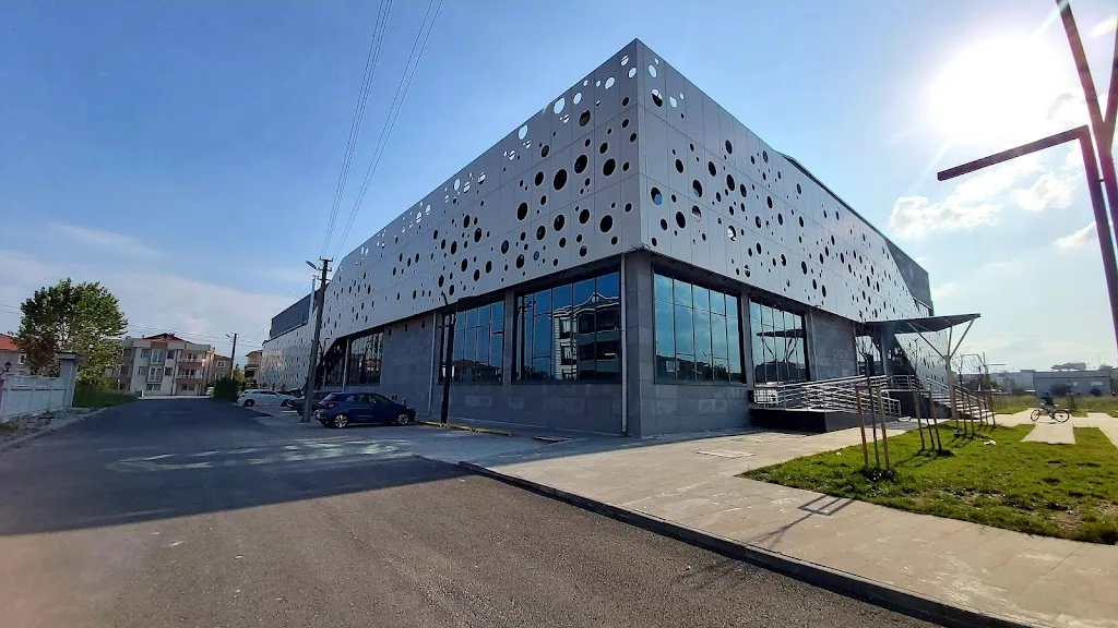 GSB ERENLER GENÇLİK MERKEZİ — Yüzme Havuzları, Erenler · fotoğraf 1