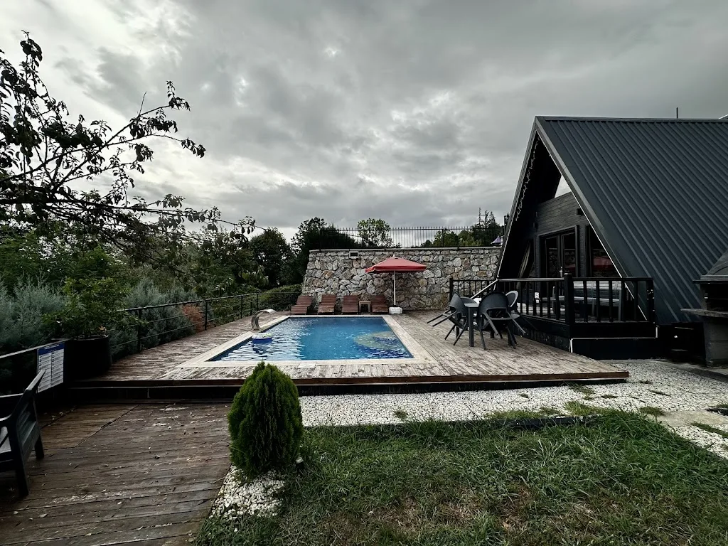 Black Wooden Bungalov — Yüzme Havuzları, Sapanca · fotoğraf 1