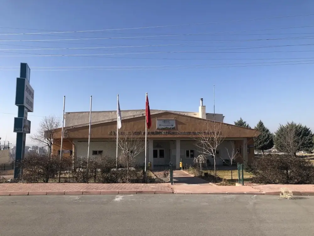 Niğde Yarı Olimpik Yüzme Havuzu — Yüzme Havuzları, Merkez · fotoğraf 2