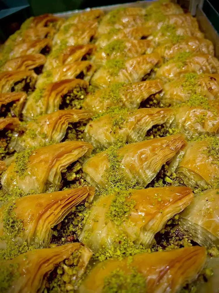 AĞAOĞLU BAKLAVA &künefe — Tatlıcılar, Buca · fotoğraf 2